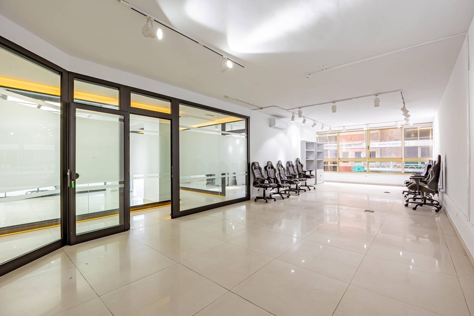 5 soveværelse Kontor til leje i Las Palmas de Gran Canaria med garage - € 3.500 (Ref: 9262599)