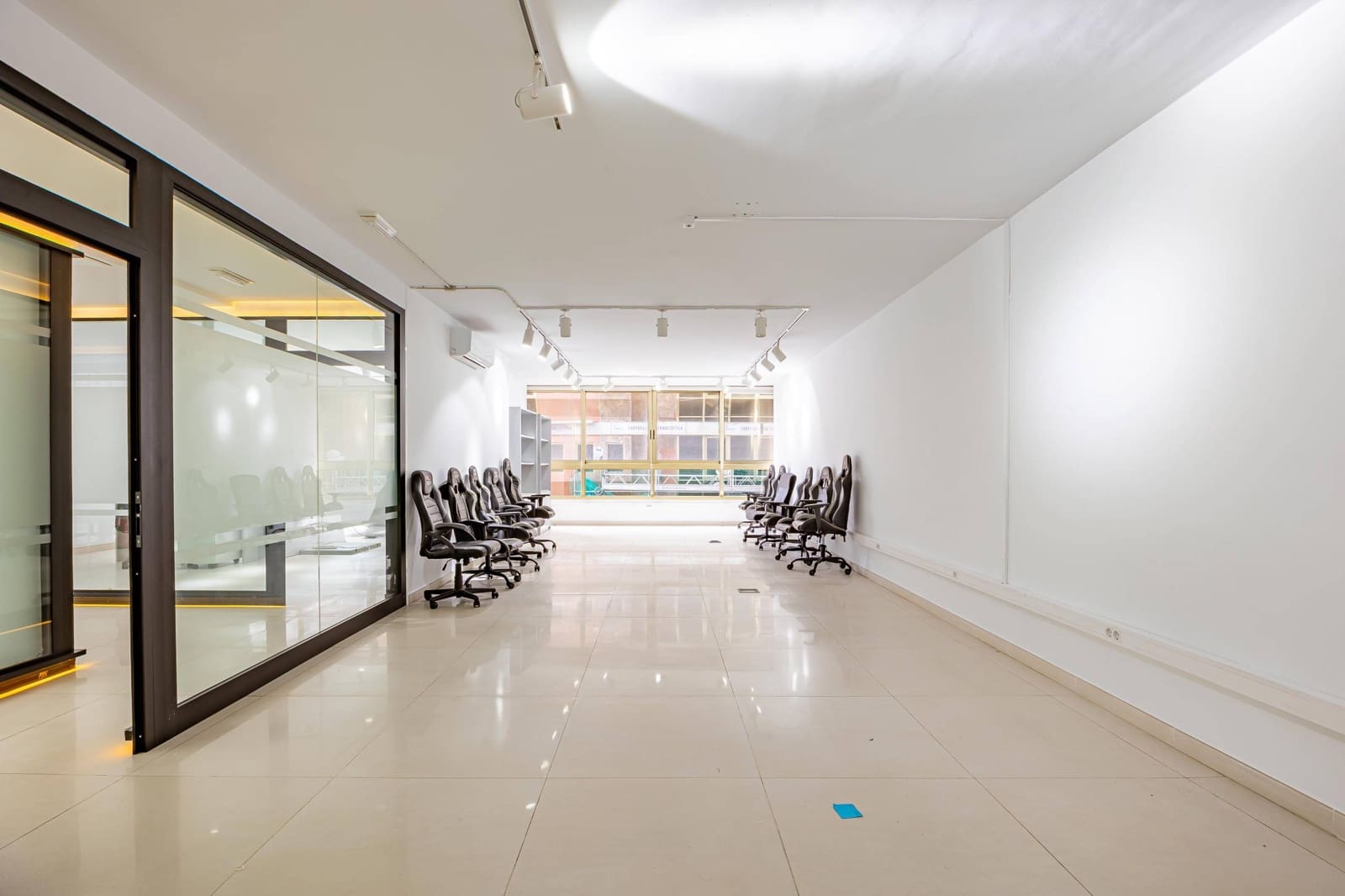 5 soveværelse Kontor til leje i Las Palmas de Gran Canaria med garage - € 3.500 (Ref: 9262599)