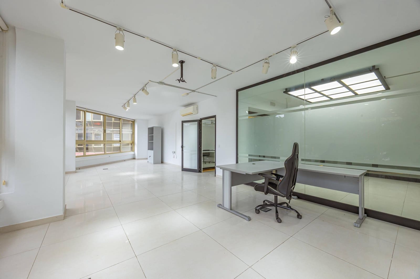 5 soveværelse Kontor til leje i Las Palmas de Gran Canaria med garage - € 3.500 (Ref: 9262599)