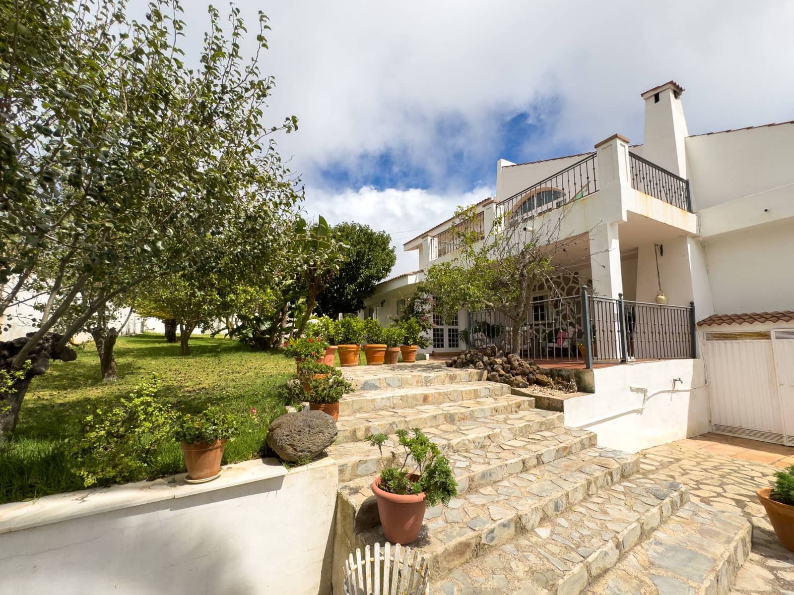 4 bedroom Villa for sale in El Rosario with pool garage - € 999,900 (Ref: 9282218)