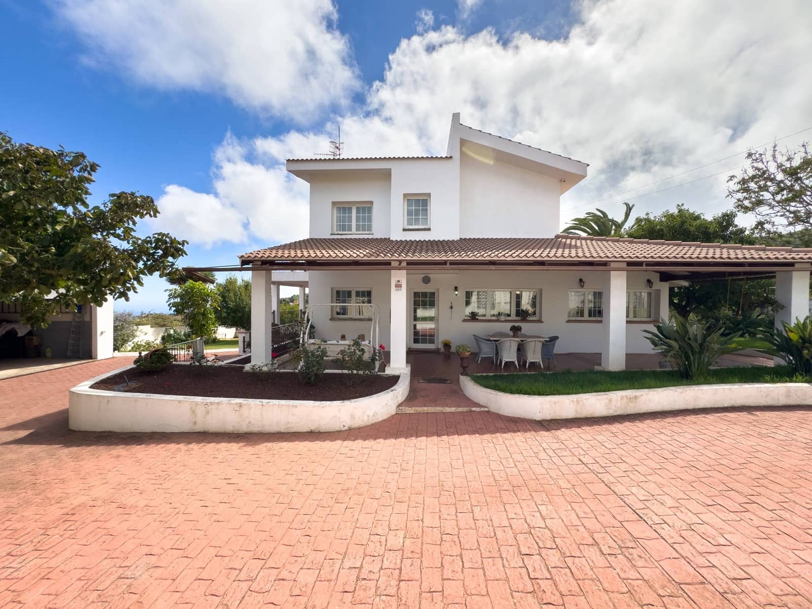 4 bedroom Villa for sale in El Rosario with pool garage - € 999,900 (Ref: 9282218)