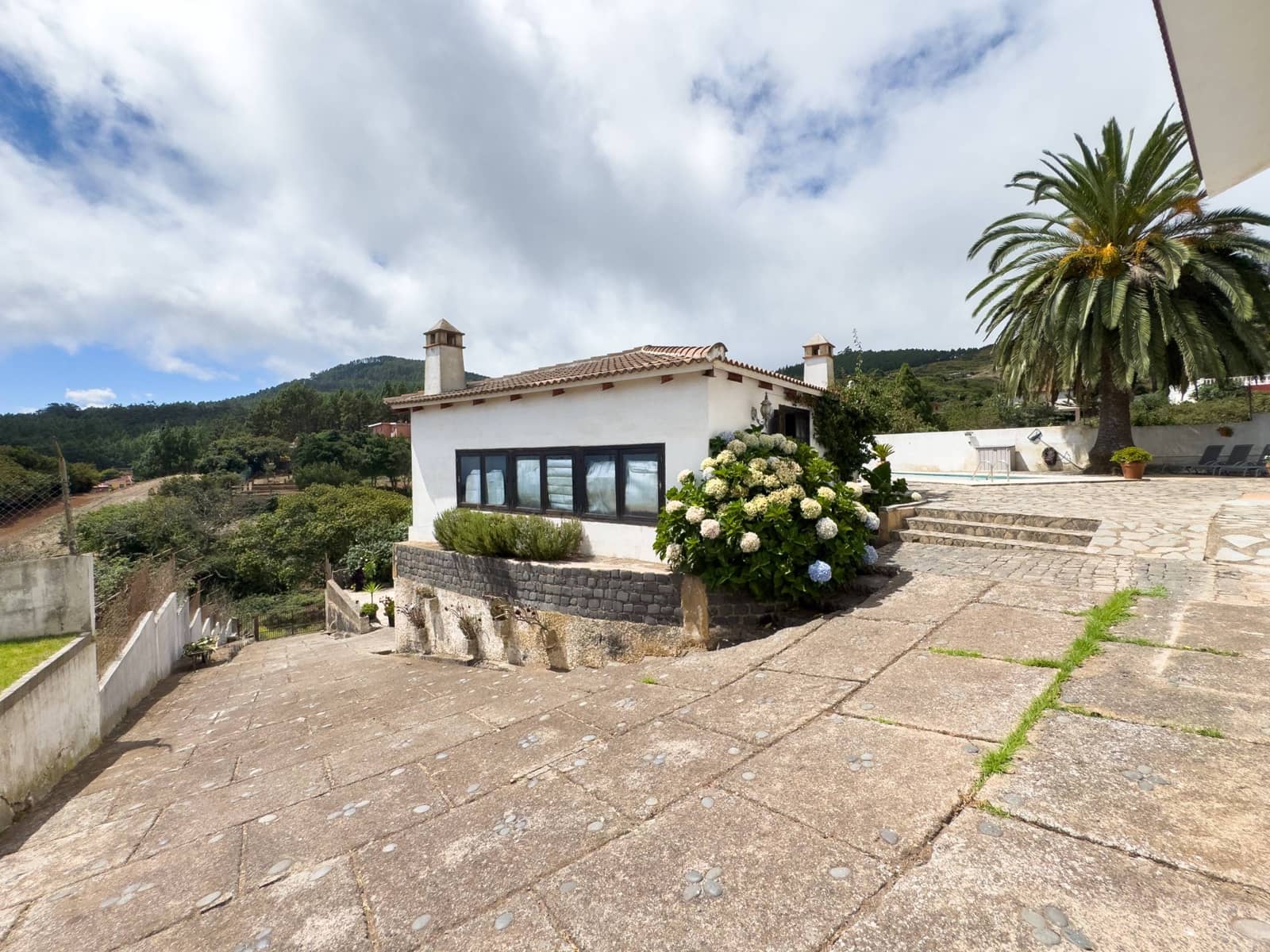 4 bedroom Villa for sale in El Rosario with pool garage - € 999,900 (Ref: 9282218)