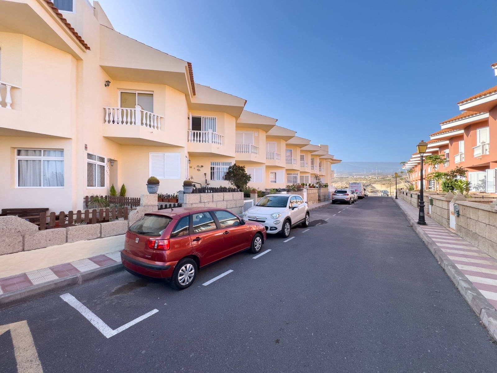 2 bedroom Terraced Villa for sale in Arico with garage - € 299,000 (Ref: 9321909)