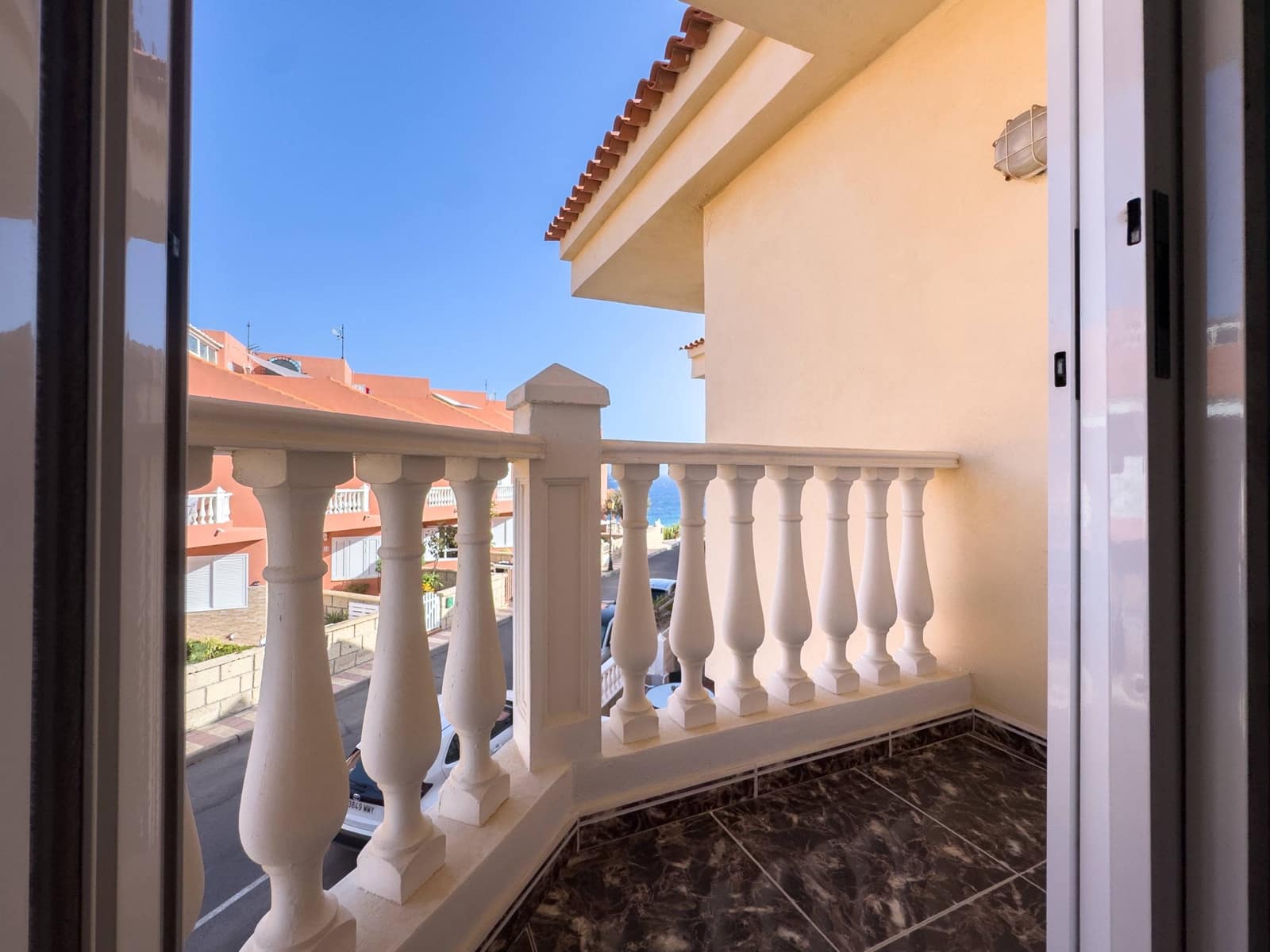 2 bedroom Terraced Villa for sale in Arico with garage - € 299,000 (Ref: 9321909)