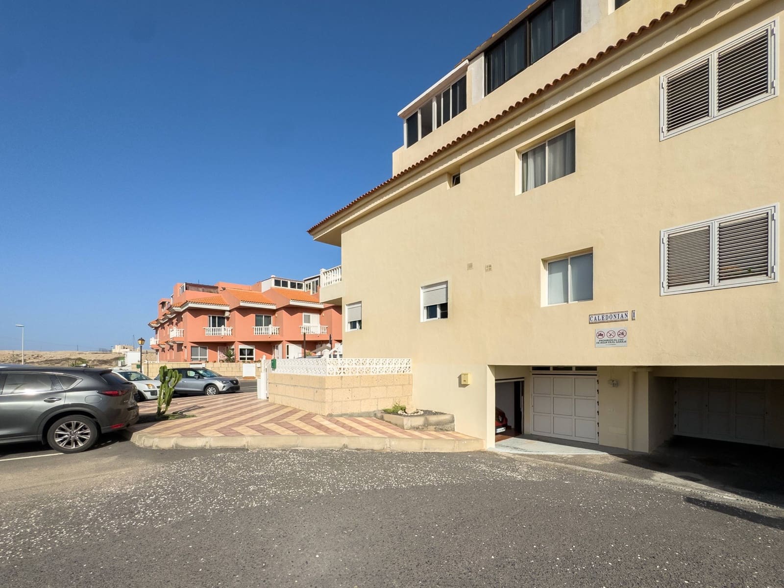 2 bedroom Terraced Villa for sale in Arico with garage - € 299,000 (Ref: 9321909)