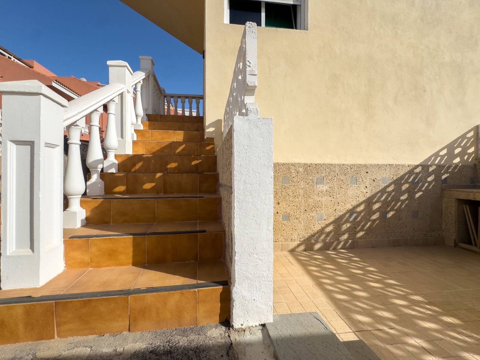 2 bedroom Terraced Villa for sale in Arico with garage - € 299,000 (Ref: 9321909)