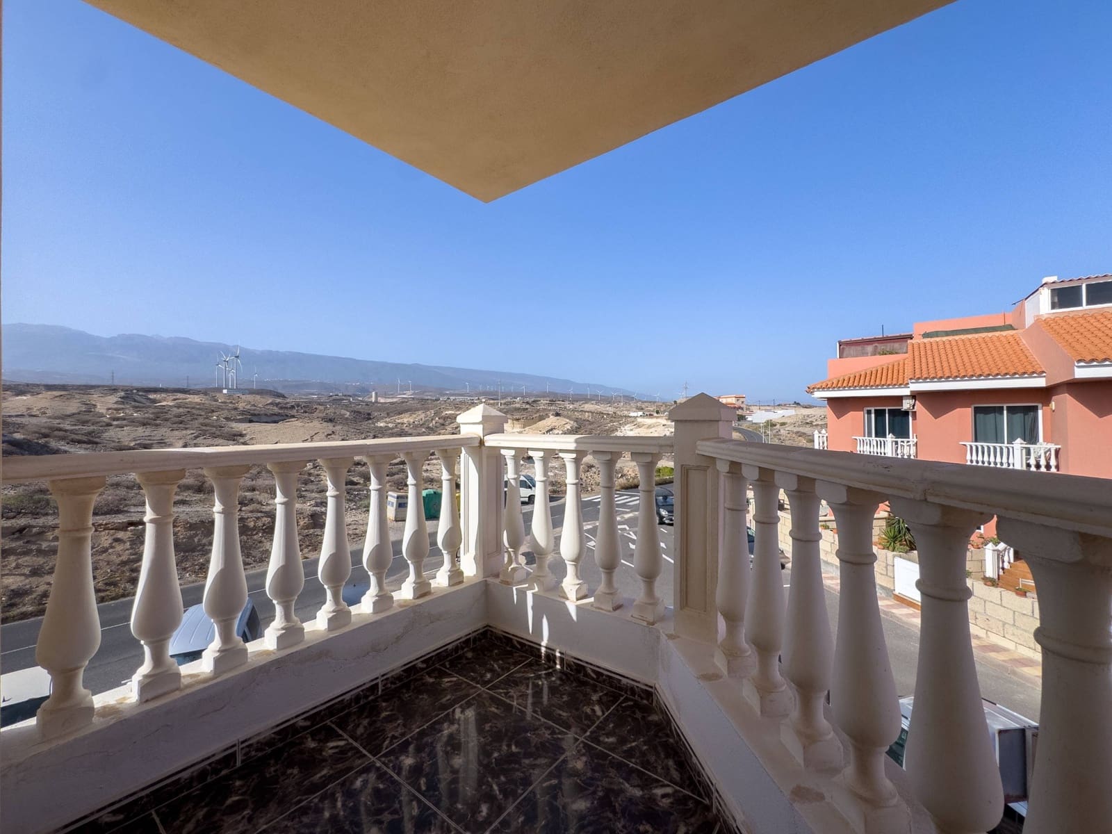2 bedroom Terraced Villa for sale in Arico with garage - € 299,000 (Ref: 9321909)
