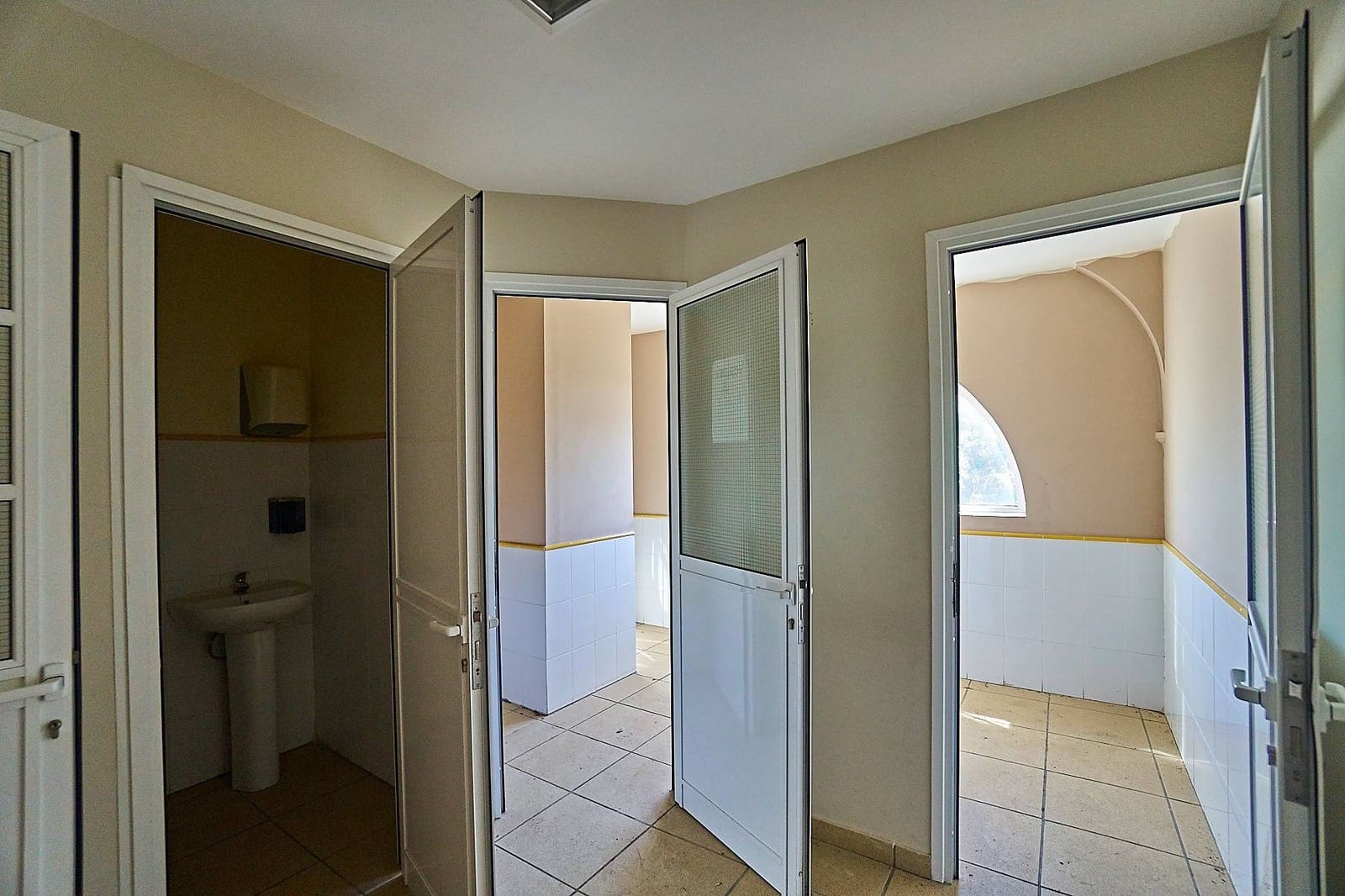 11 bedroom Commercial for sale in Las Palmas de Gran Canaria - € 570,000 (Ref: 9401051)