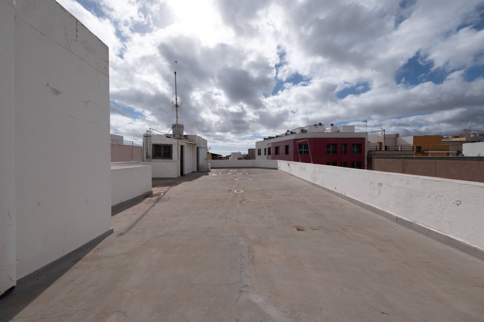 6 bedroom Townhouse for sale in Ingenio with garage - € 300,000 (Ref: 9403396)