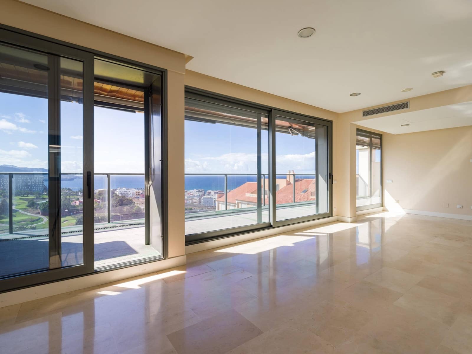 4 slaapkamer Penthouse te koop in Las Palmas de Gran Canaria met zwembad garage - € 1.080.000 (Ref: 9406871)