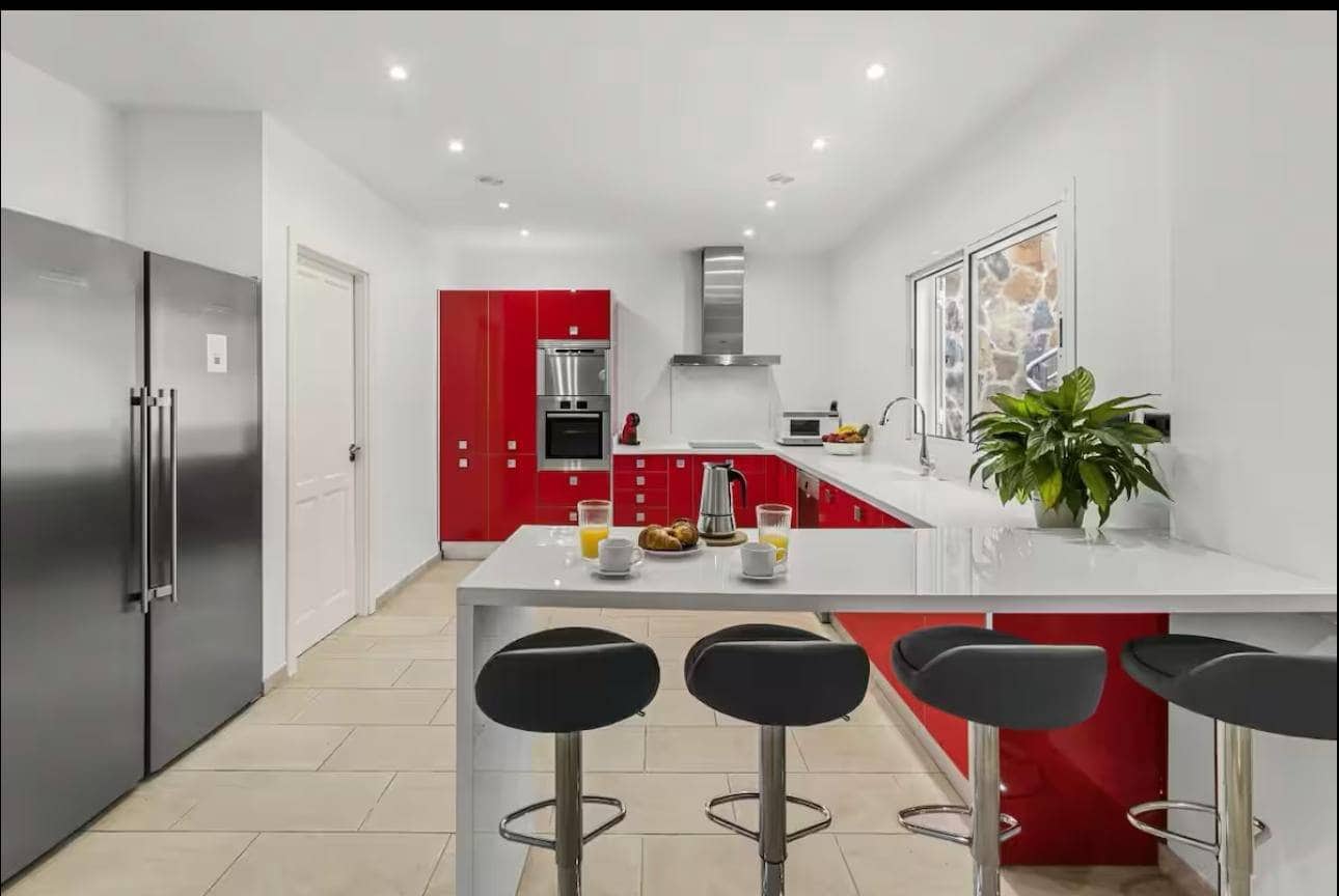 3 bedroom Villa for rent in San Bartolome de Tirajana with garage - € 3,000 (Ref: 9414105)