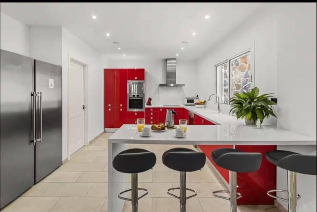 3 soveværelse Villa til leje i San Bartolomé de Tirajana med garage - € 3.000 (Ref: 9414105)