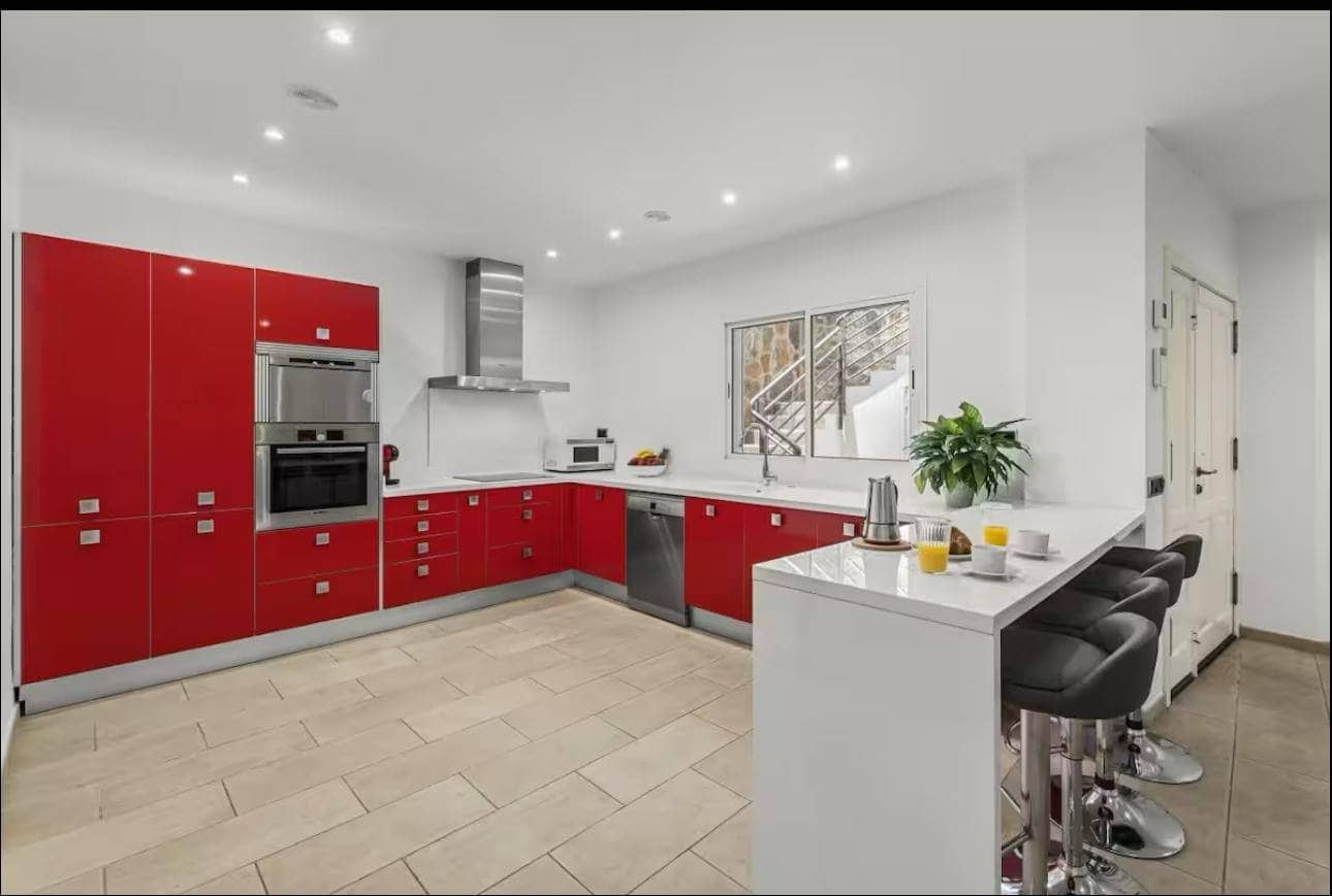 3 bedroom Villa for rent in San Bartolome de Tirajana with garage - € 3,000 (Ref: 9414105)