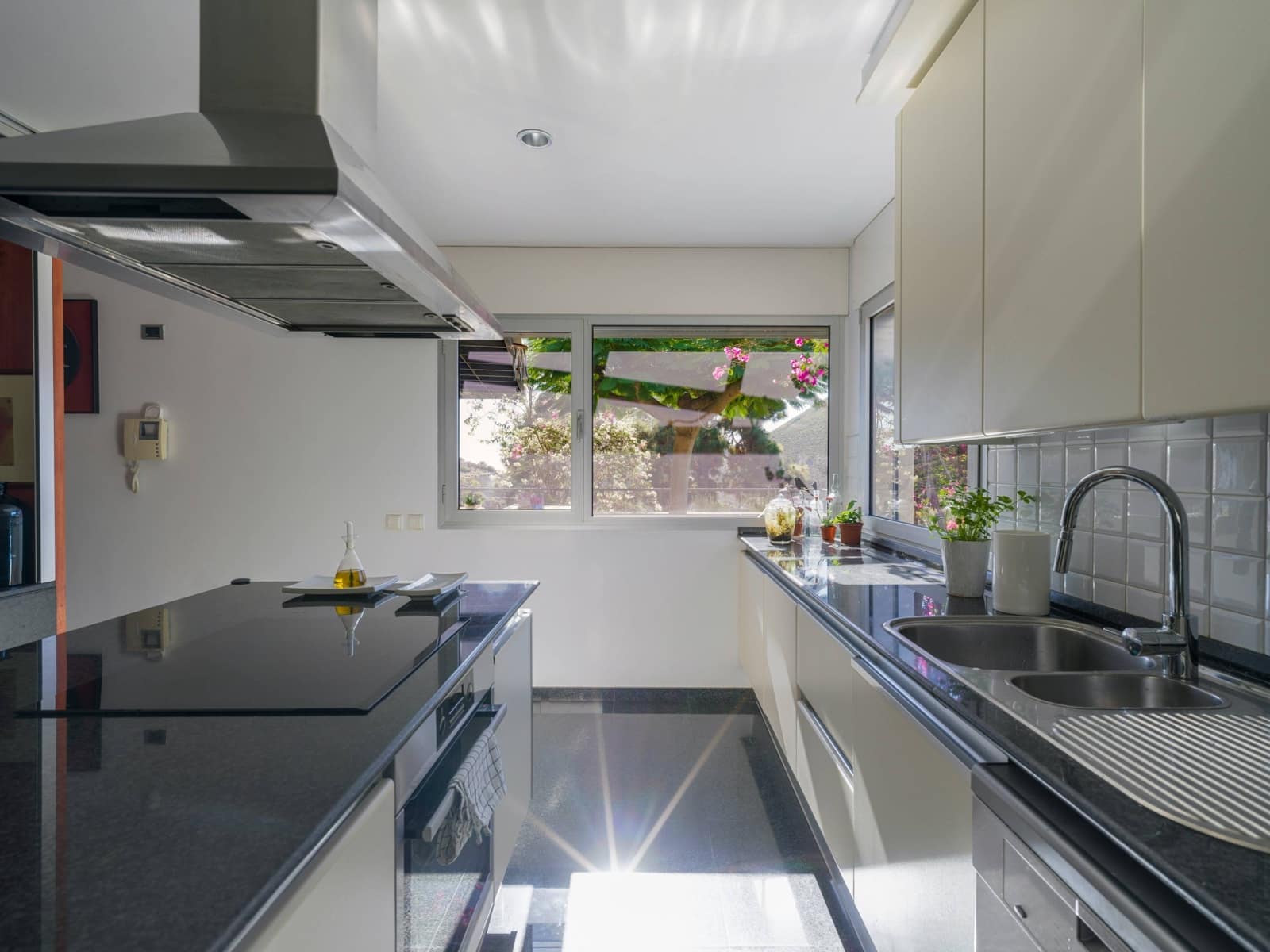 3 bedroom Villa for sale in Las Palmas de Gran Canaria - € 930,000 (Ref: 9422455)