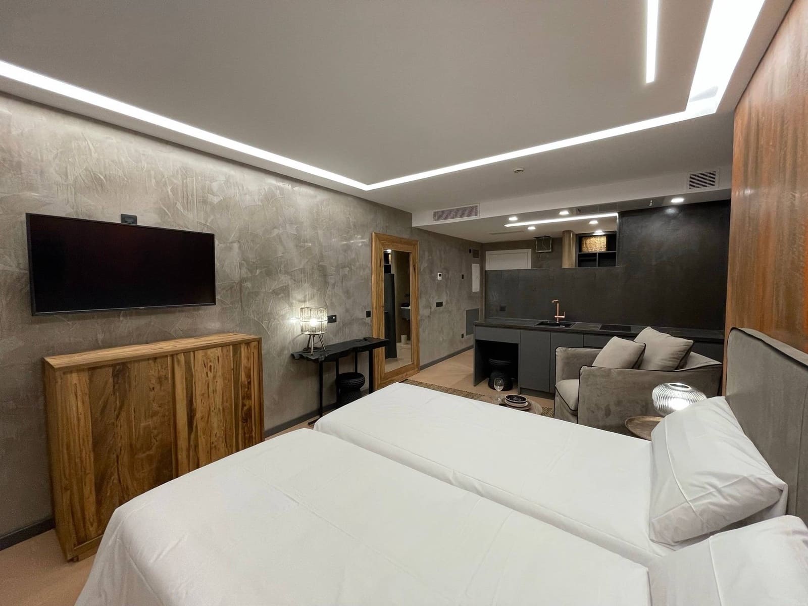 15 bedroom Commercial for sale in Las Palmas de Gran Canaria - € 3,500,000 (Ref: 9465763)