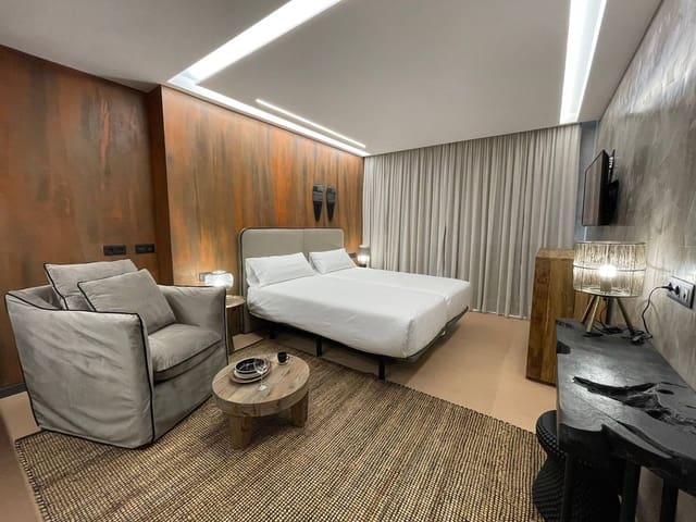 15 bedroom Commercial for sale in Isleta, Las Palmas de Gran Canaria - € 3,500,000 (Ref: 9465763)