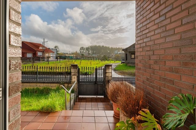 Chalet de 4 habitaciones en Ribadumia en venta - 375.000 € (Ref: 9470376)