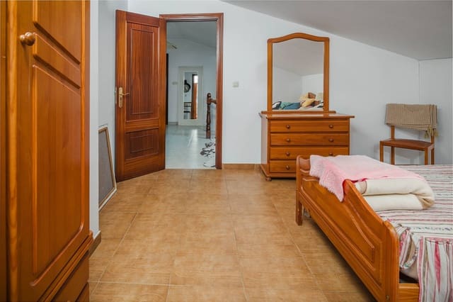 4 bedroom Villa for sale in Ribadumia with garage - € 375,000 (Ref: 9470376)