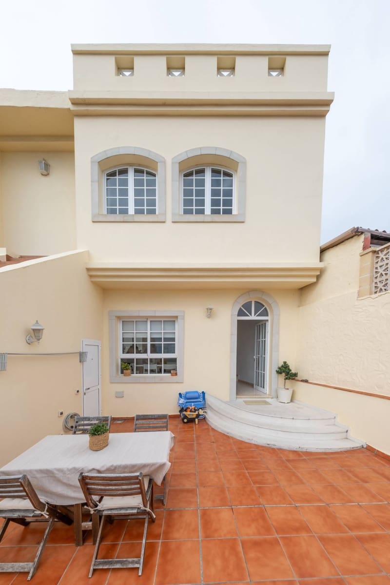 4 bedroom Apartment for sale in Las Palmas de Gran Canaria with garage - € 265,000 (Ref: 9474203)