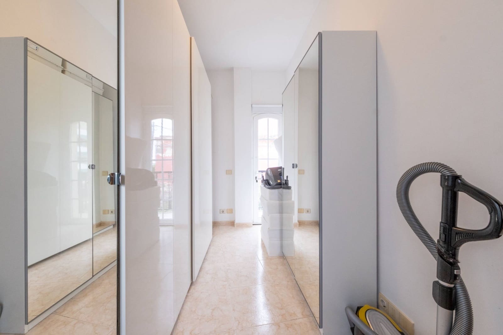 4 bedroom Apartment for sale in Las Palmas de Gran Canaria with garage - € 265,000 (Ref: 9474203)