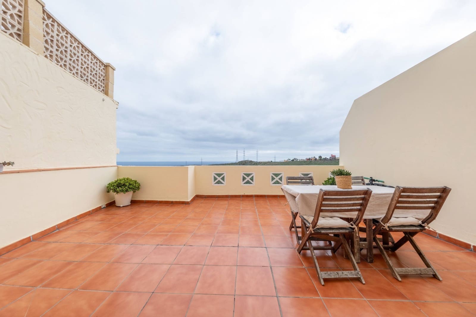 4 bedroom Apartment for sale in Las Palmas de Gran Canaria with garage - € 265,000 (Ref: 9474203)