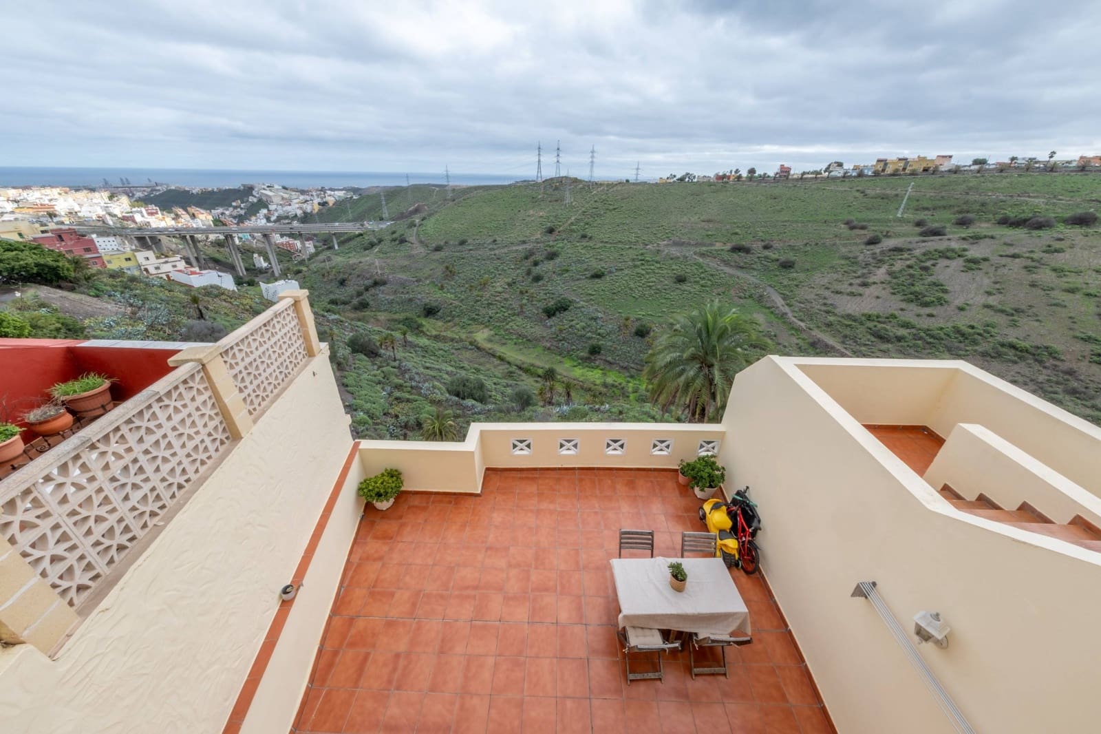 4 bedroom Apartment for sale in Las Palmas de Gran Canaria with garage - € 265,000 (Ref: 9474203)