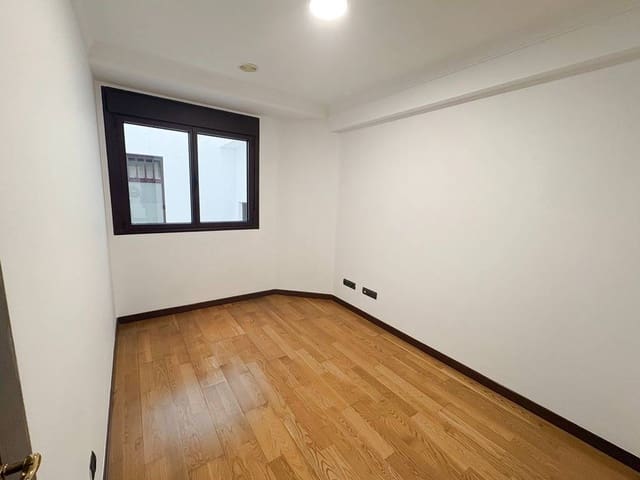 2 soverom Leilighet til leie i Las Palmas de Gran Canaria med garasje - € 1 200 (Ref: 9543620)