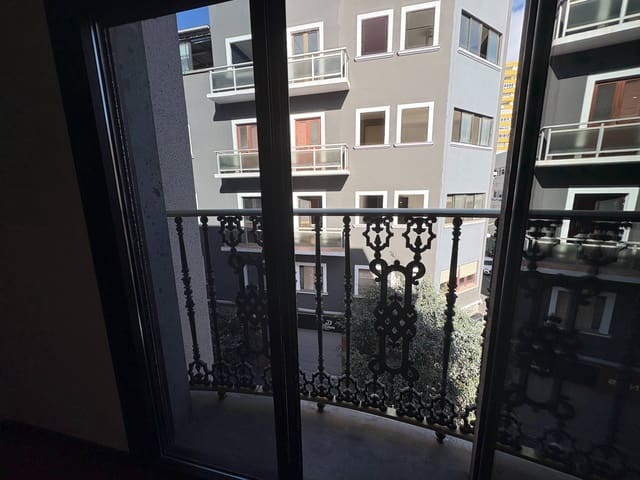 2 soveværelse Lejlighed til leje i Las Palmas de Gran Canaria med garage - € 1.200 (Ref: 9543620)