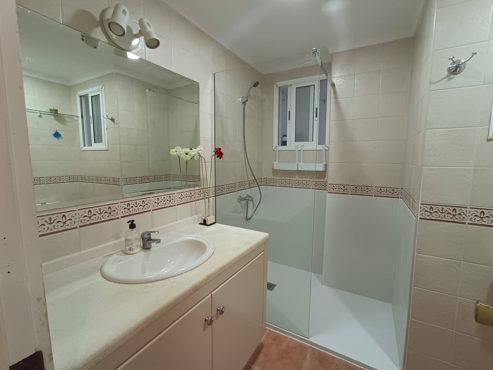 Piso de 3 habitaciones en Las Palmas de Gran Canaria en alquiler - 950 € (Ref: 9543621)