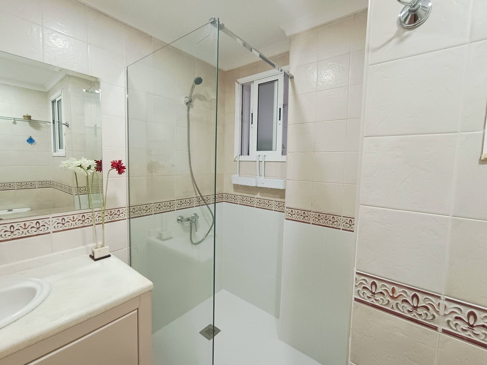 Piso de 3 habitaciones en Las Palmas de Gran Canaria en alquiler - 950 € (Ref: 9543621)