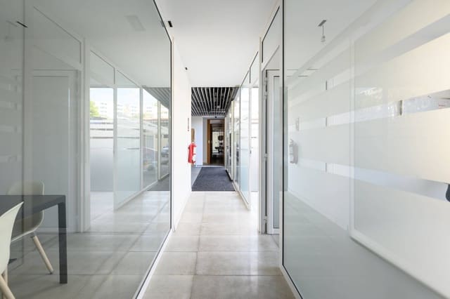 Kaupallinen myytävänä paikassa Playa del Inglés, San Bartolomé de Tirajana - 700 000 € (Ref: 9586515)