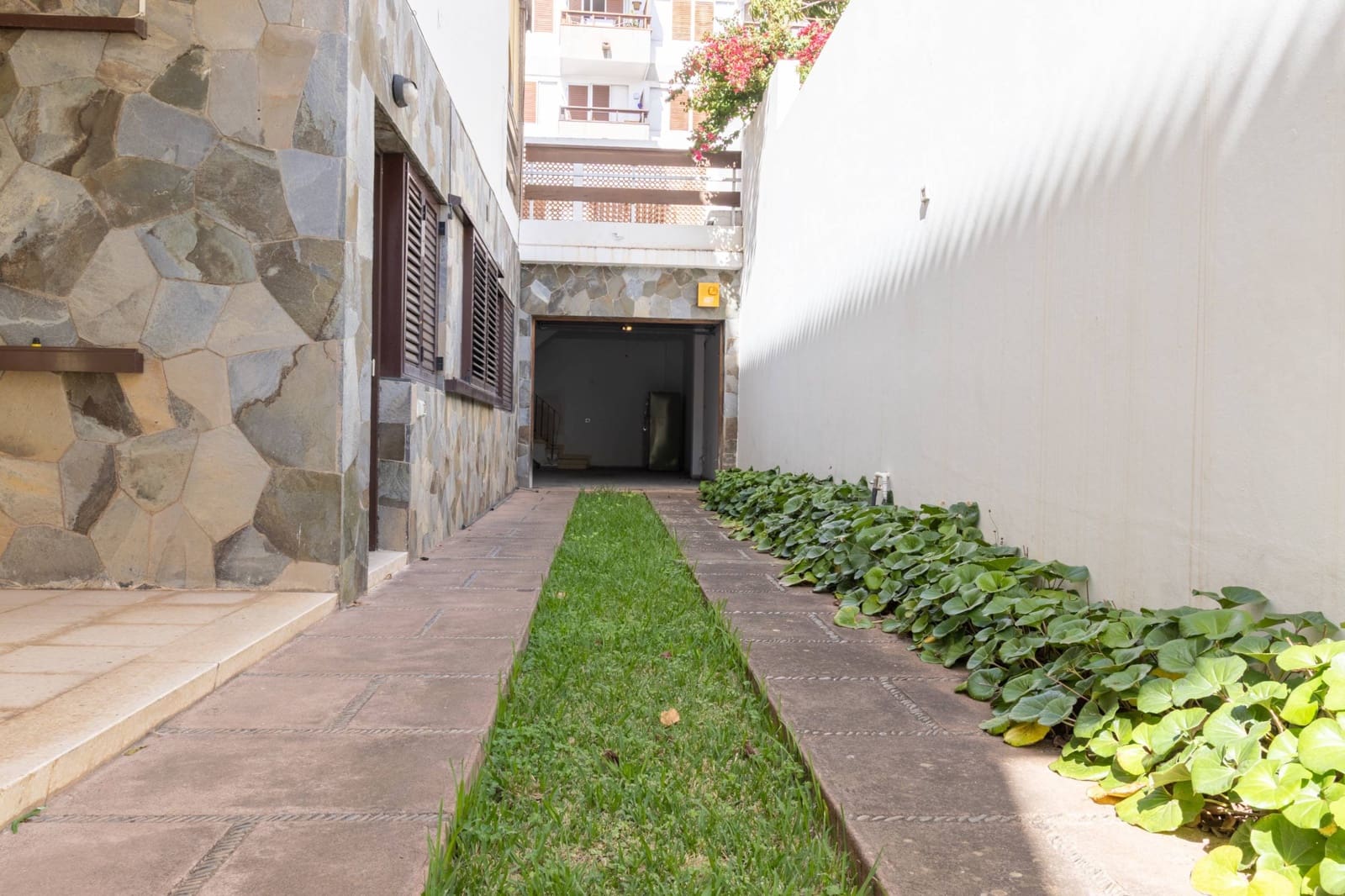 10 bedroom Villa for sale in Santa Cruz de Tenerife with garage - € 1,995,000 (Ref: 9604987)