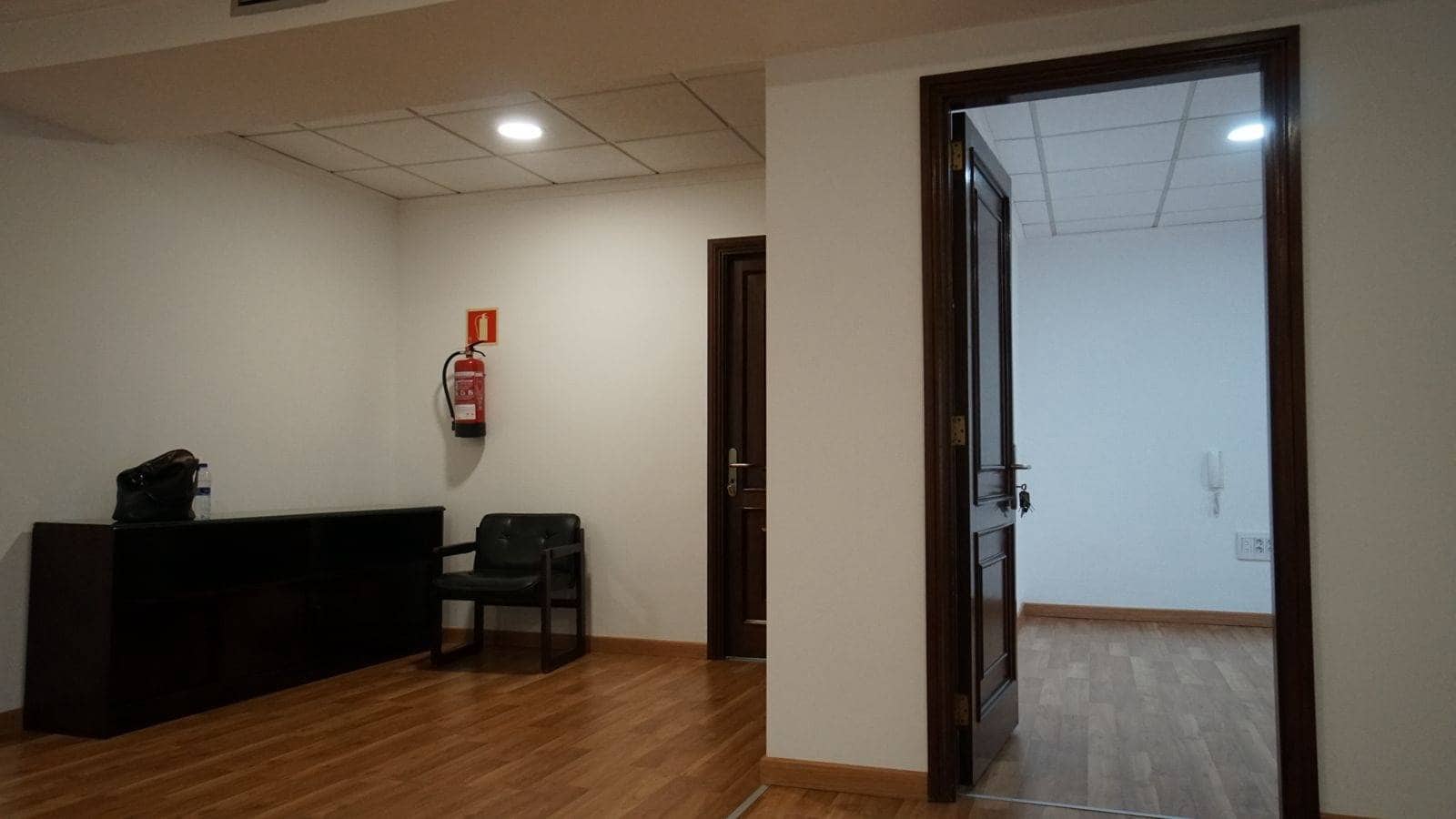 Office for rent in Las Palmas de Gran Canaria - € 675 (Ref: 9611544)