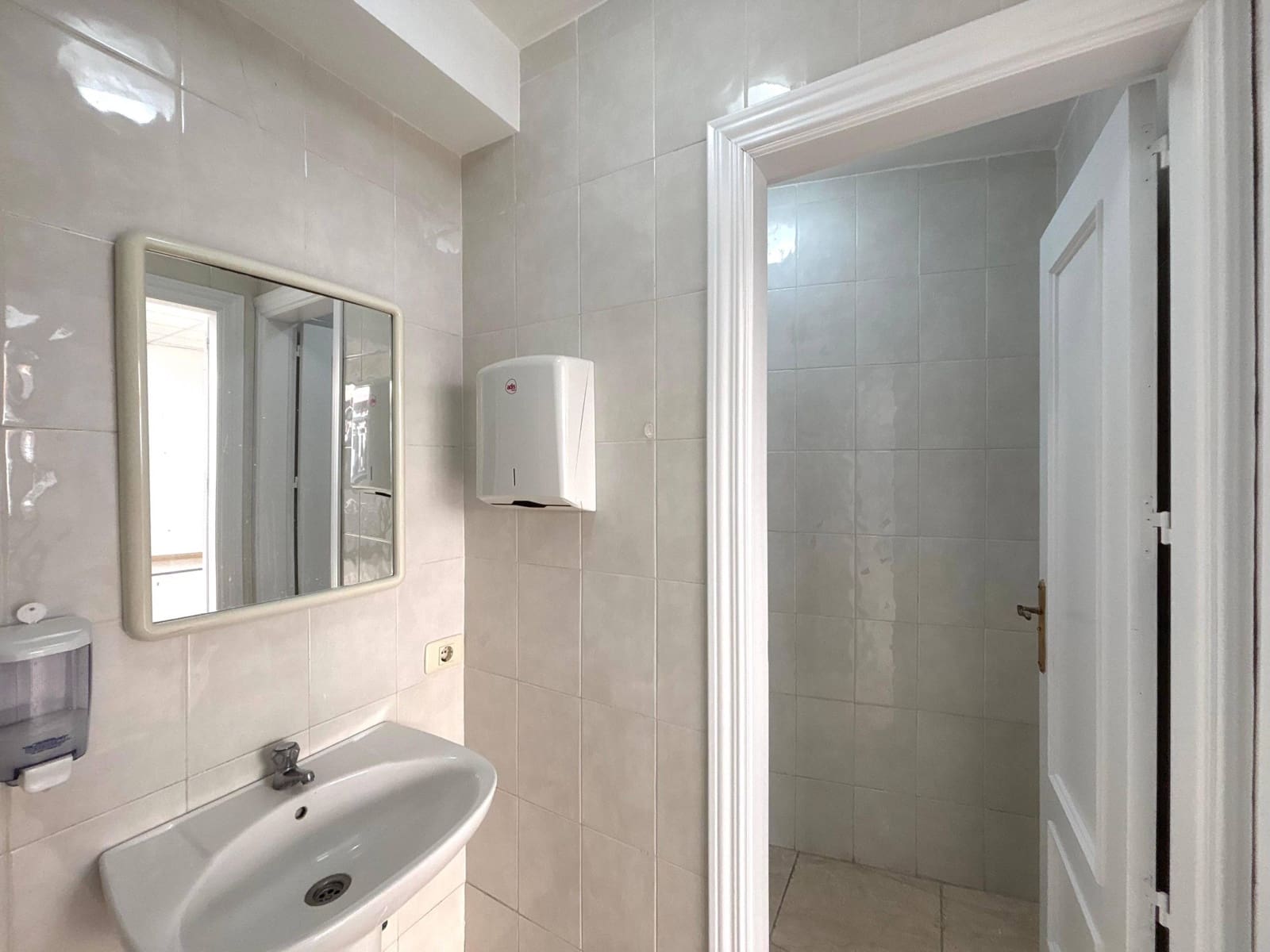 Commercial for rent in Guimar - € 800 (Ref: 9670647)