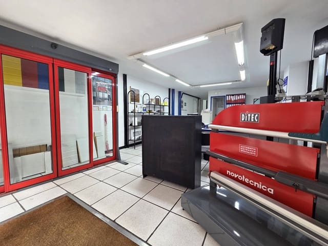 Local Commercial de 7 chambres à louer à Las Palmas de Gran Canaria - 2 000 € (Ref: 9686433)