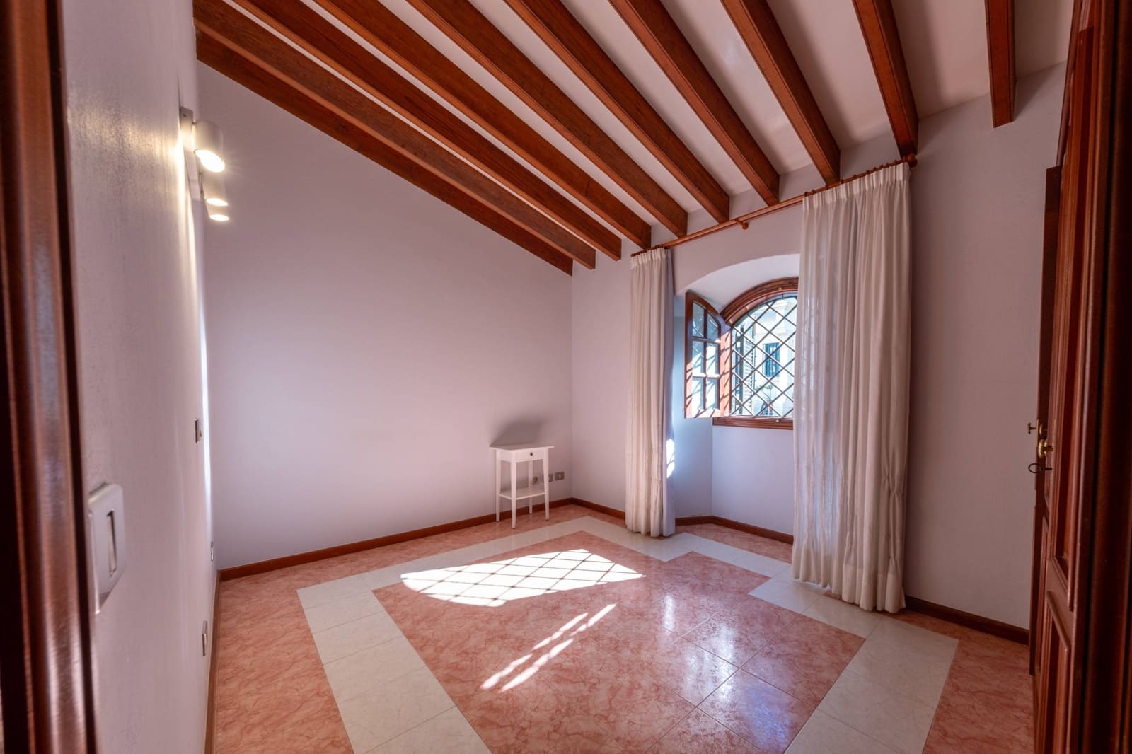 4 quarto Moradia para arrendar em Las Palmas de Gran Canaria - 2 500 € (Ref: 9690620)