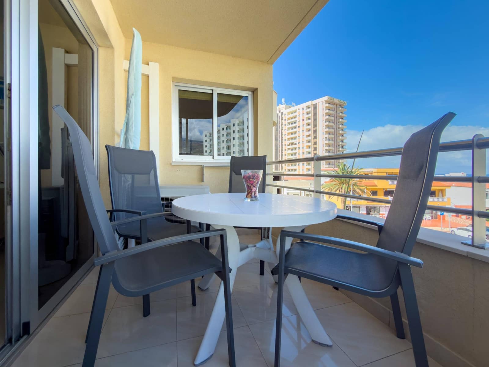 2 soverom Leilighet til salgs i Playa Paraiso med svømmebasseng garasje - € 320 000 (Ref: 9780567)