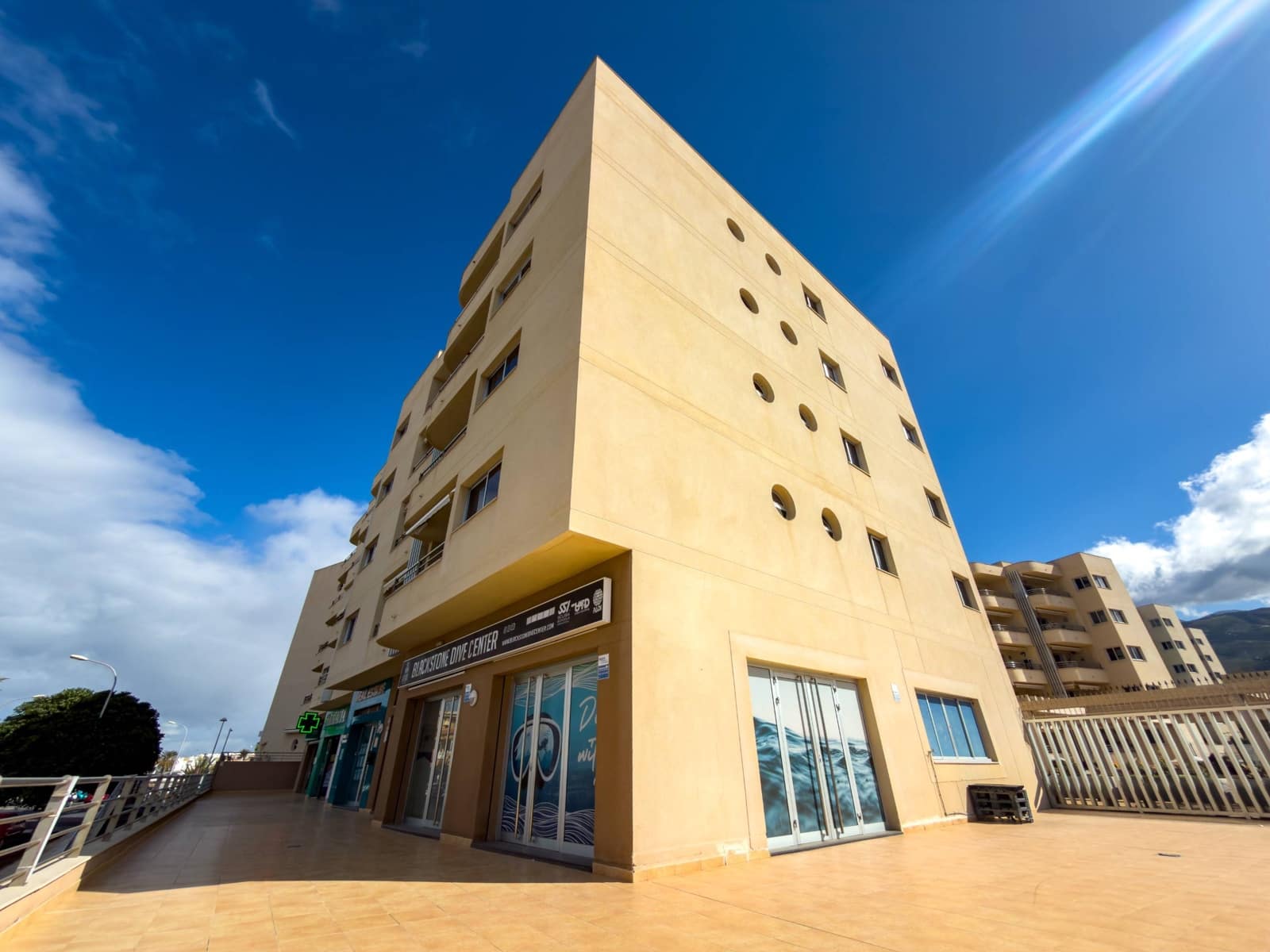 2 soverom Leilighet til salgs i Playa Paraiso med svømmebasseng garasje - € 320 000 (Ref: 9780567)