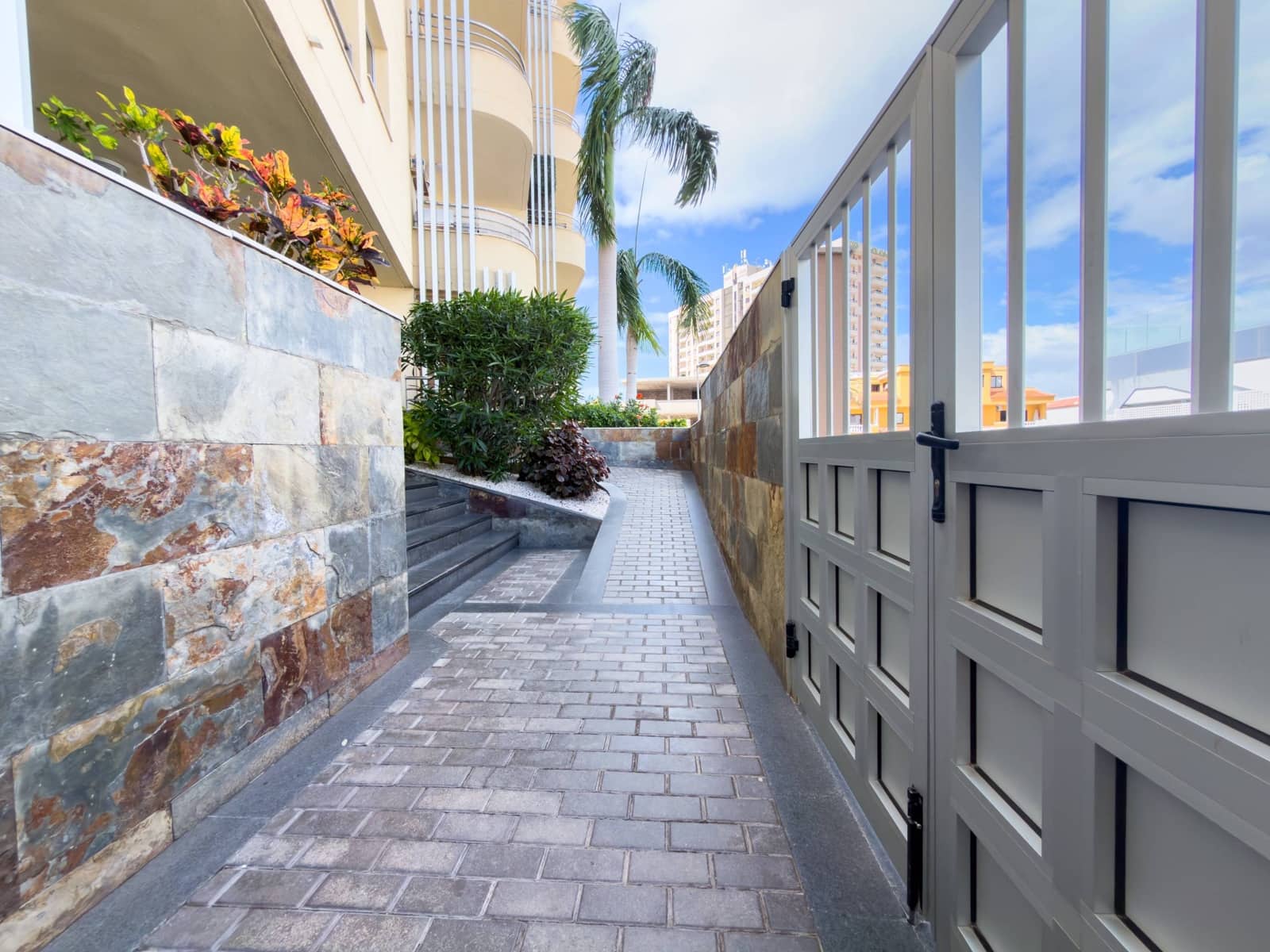 2 soverom Leilighet til salgs i Playa Paraiso med svømmebasseng garasje - € 320 000 (Ref: 9780567)