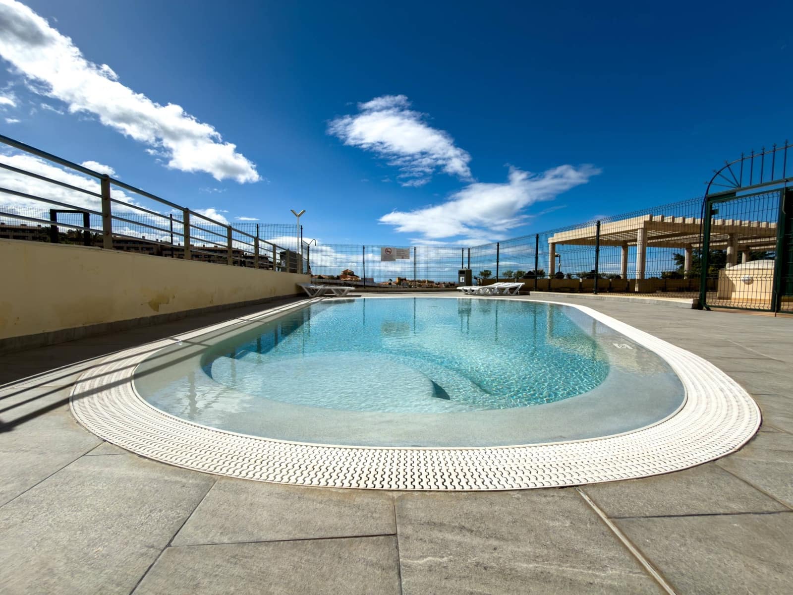 2 soverom Leilighet til salgs i Playa Paraiso med svømmebasseng garasje - € 320 000 (Ref: 9780567)