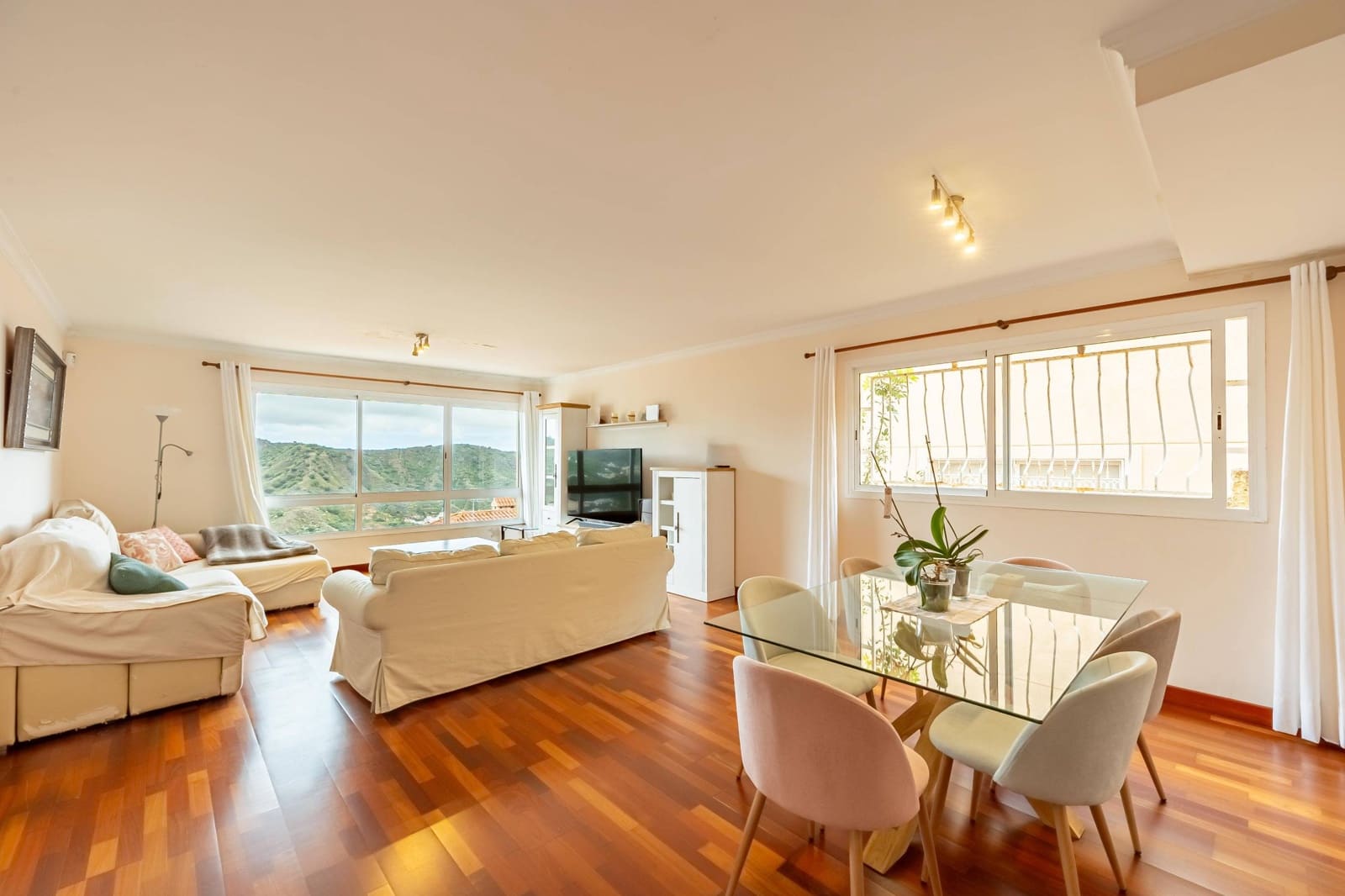 4 bedroom Apartment for sale in Las Palmas de Gran Canaria with garage - € 360,000 (Ref: 9797115)