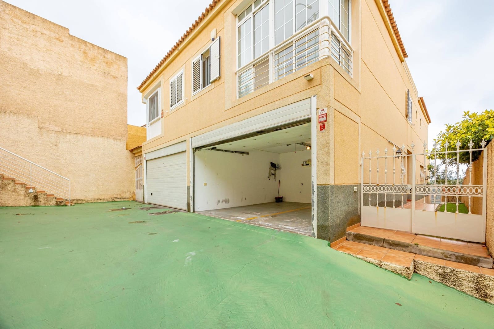 4 bedroom Apartment for sale in Las Palmas de Gran Canaria with garage - € 360,000 (Ref: 9797115)