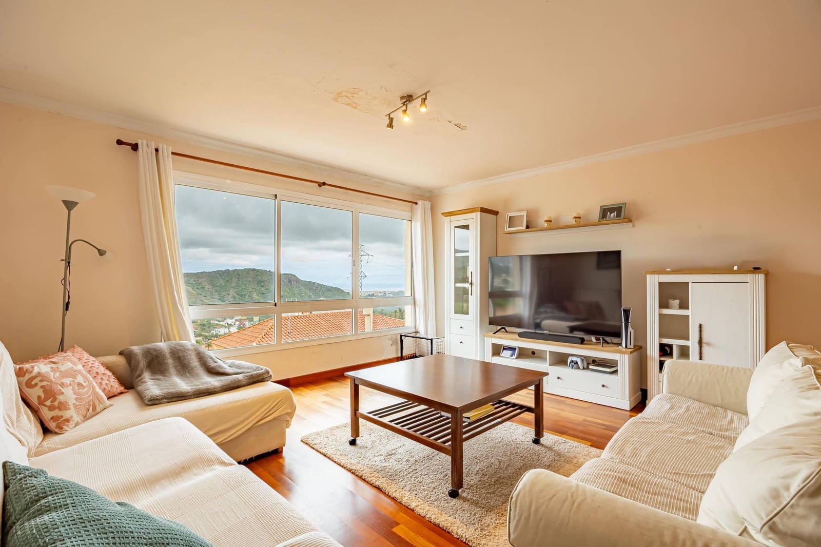 4 bedroom Apartment for sale in Las Palmas de Gran Canaria with garage - € 360,000 (Ref: 9797115)