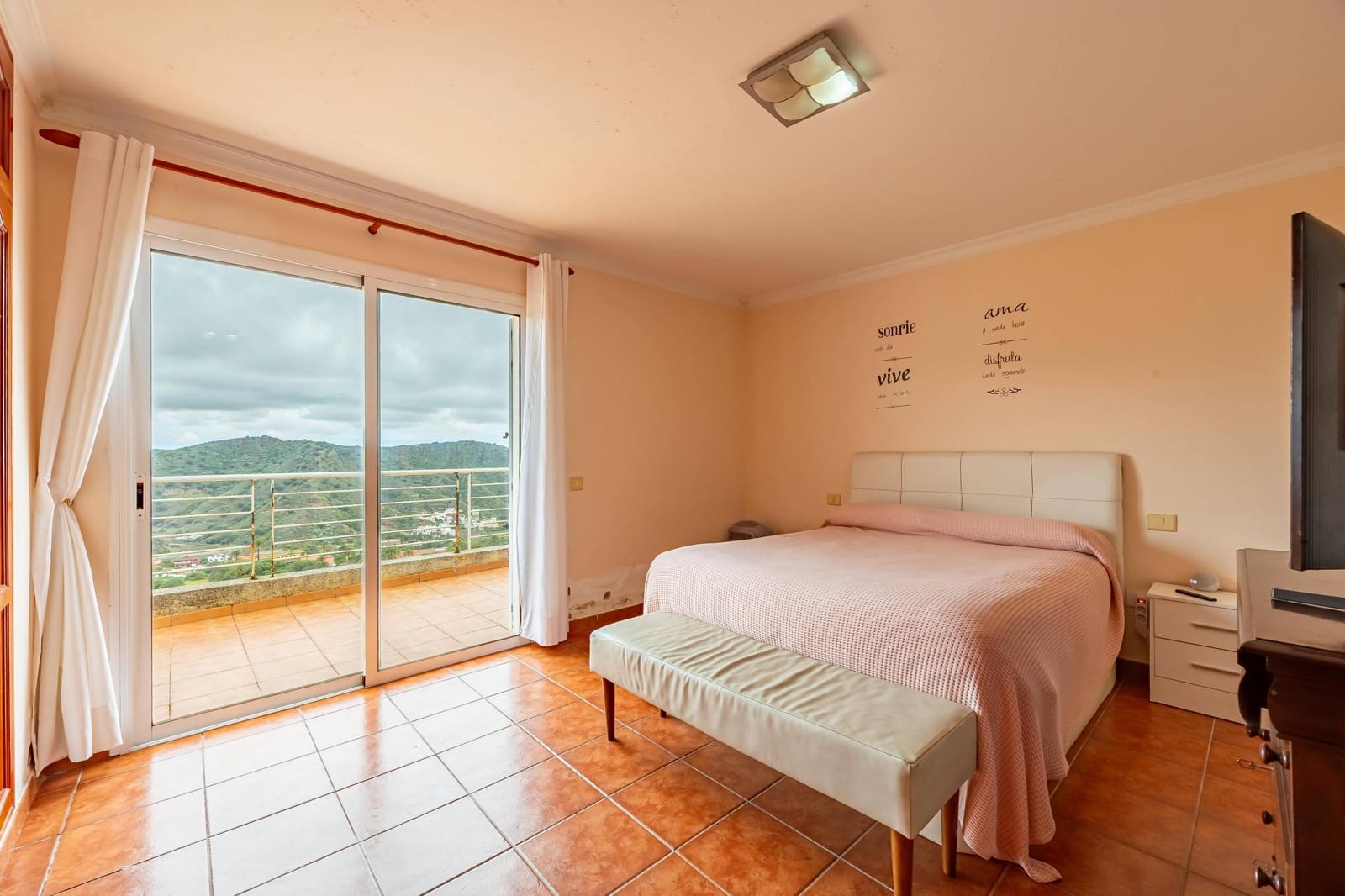 5 bedroom Apartment for sale in Las Palmas de Gran Canaria with garage - € 360,000 (Ref: 9797115)