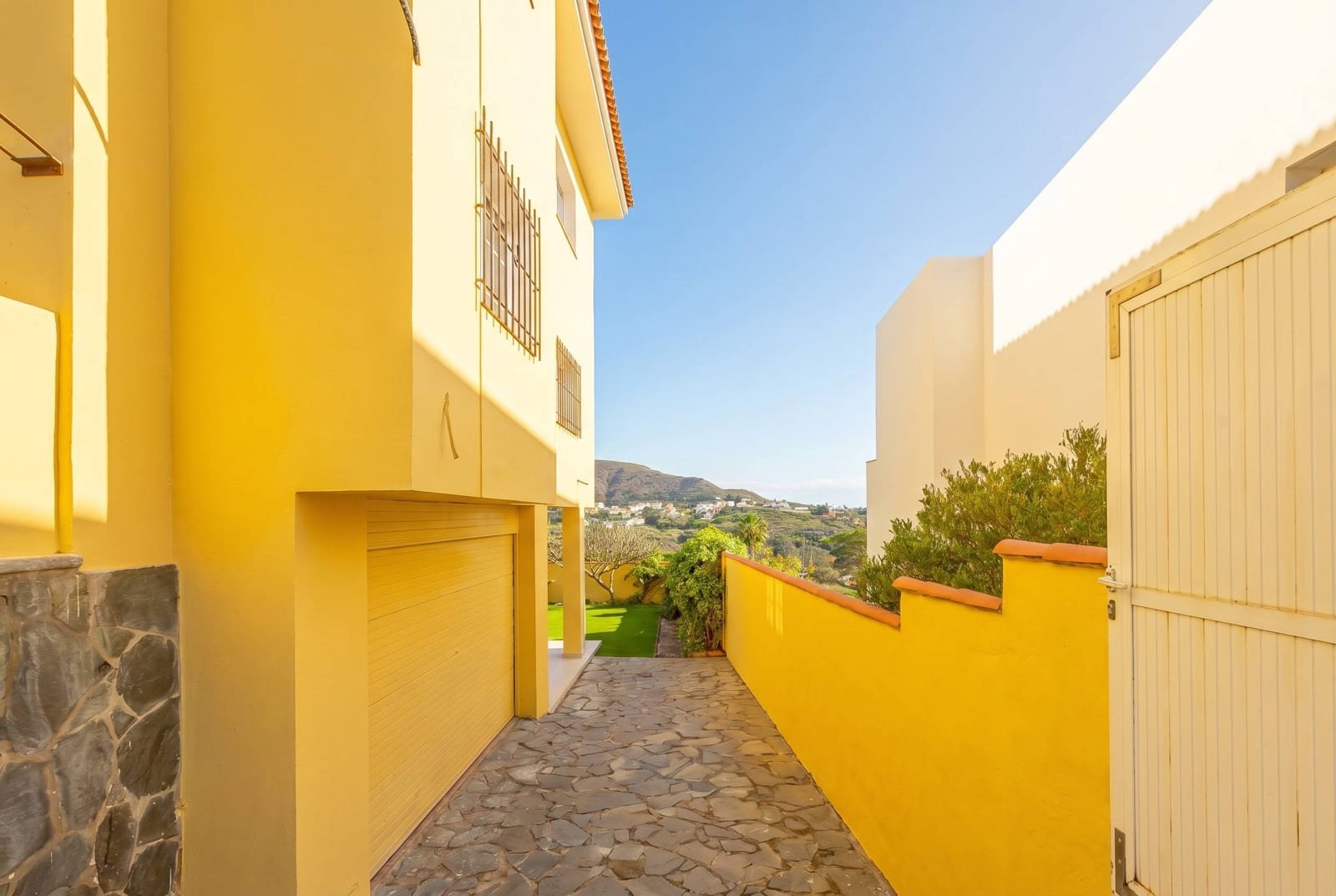 5 bedroom Villa for sale in Santa Brigida with garage - € 895,000 (Ref: 9804302)