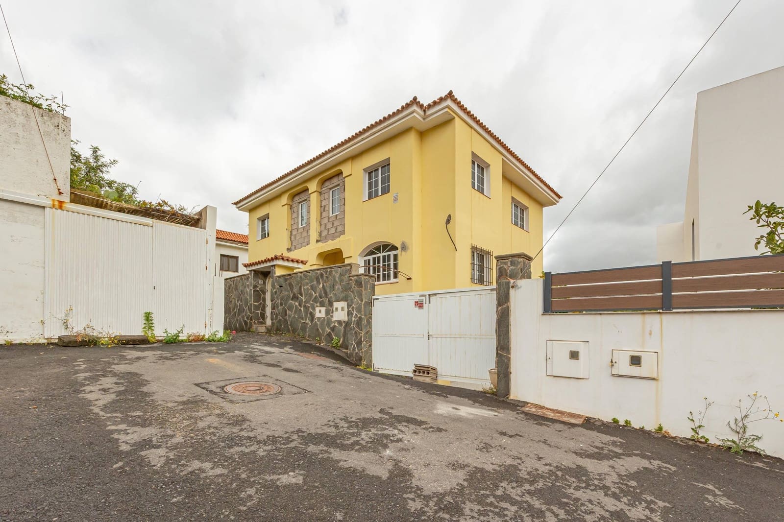 5 bedroom Villa for sale in Santa Brigida with garage - € 895,000 (Ref: 9804302)