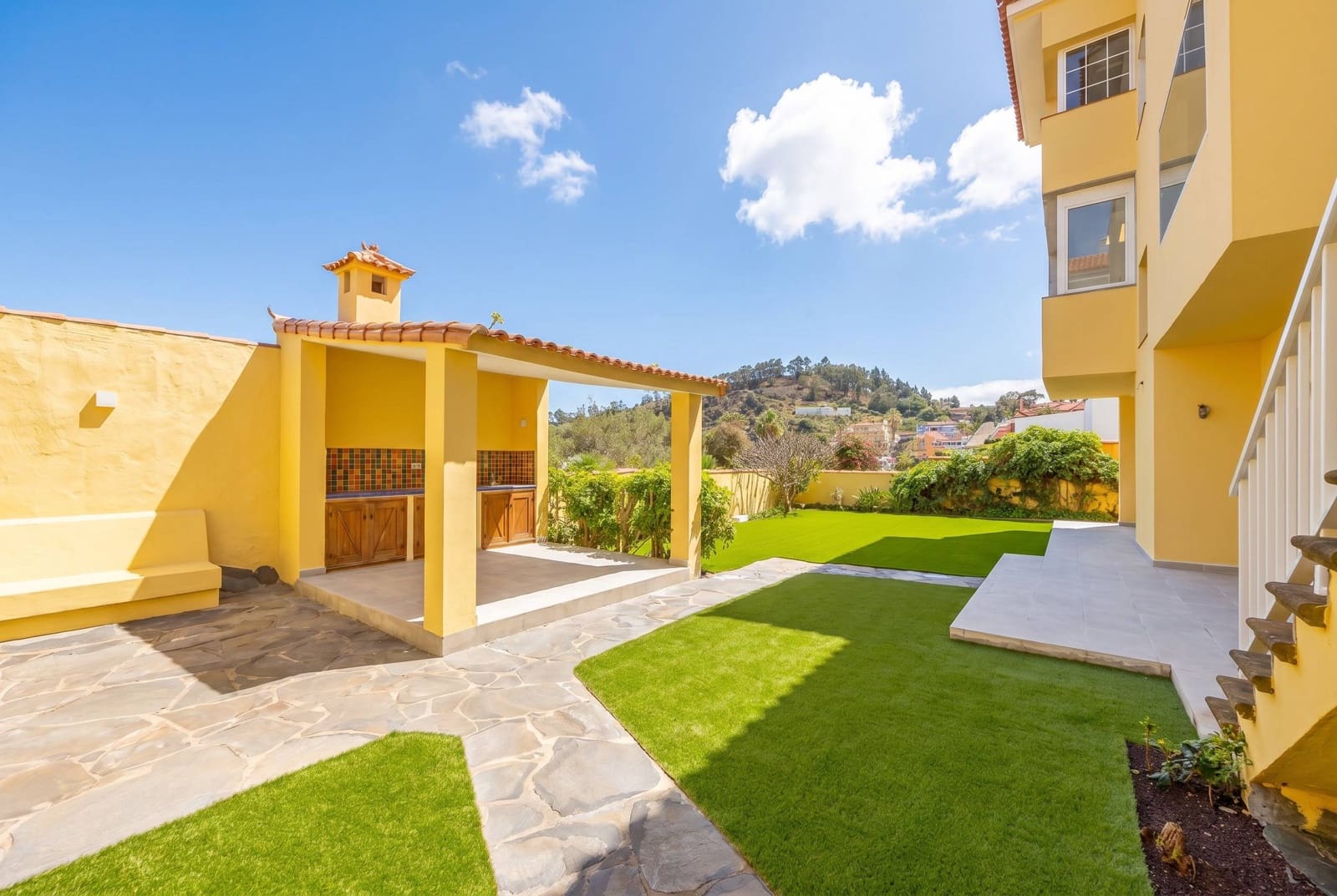 5 bedroom Villa for sale in Santa Brigida with garage - € 895,000 (Ref: 9804302)