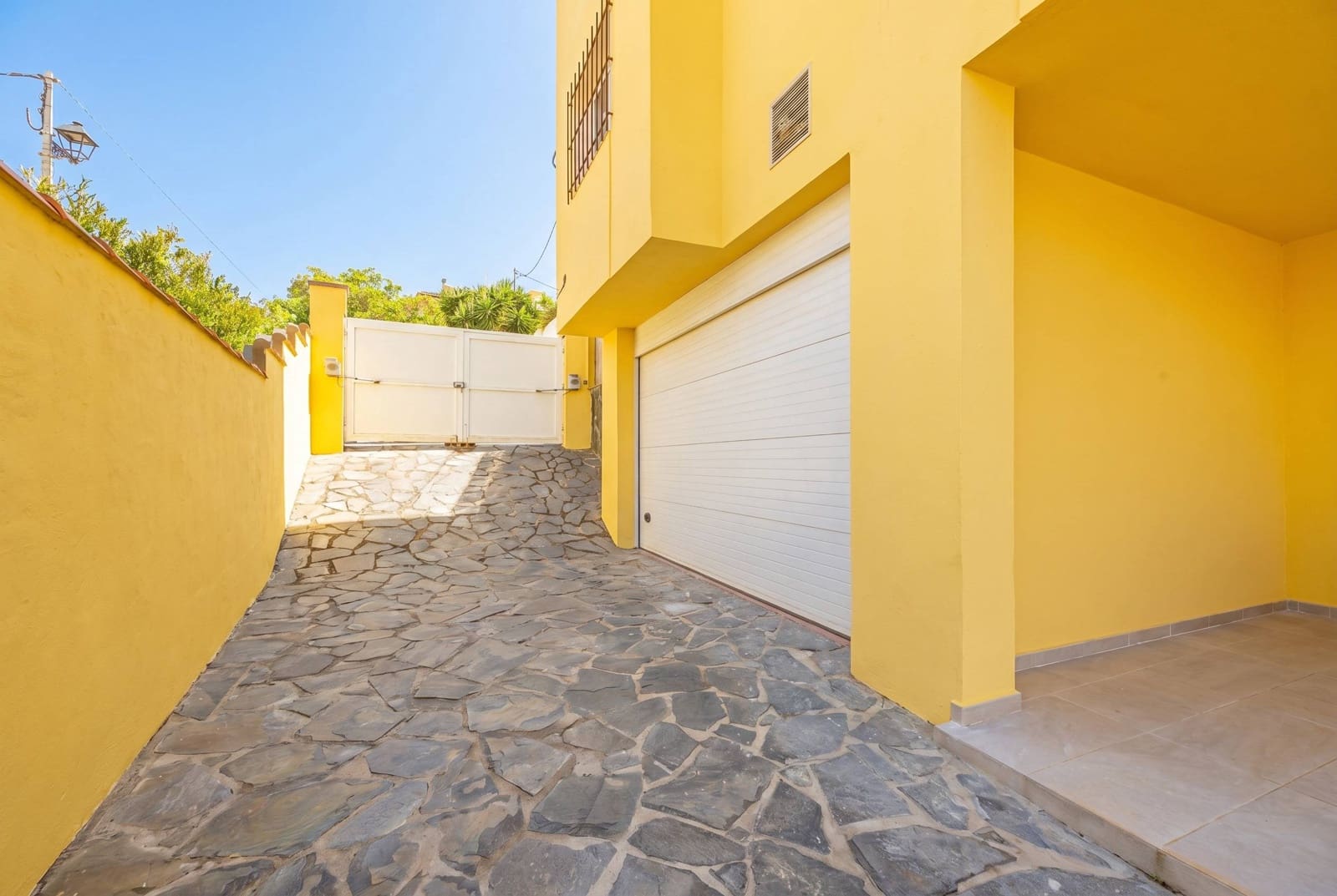 5 bedroom Villa for sale in Santa Brigida with garage - € 895,000 (Ref: 9804302)