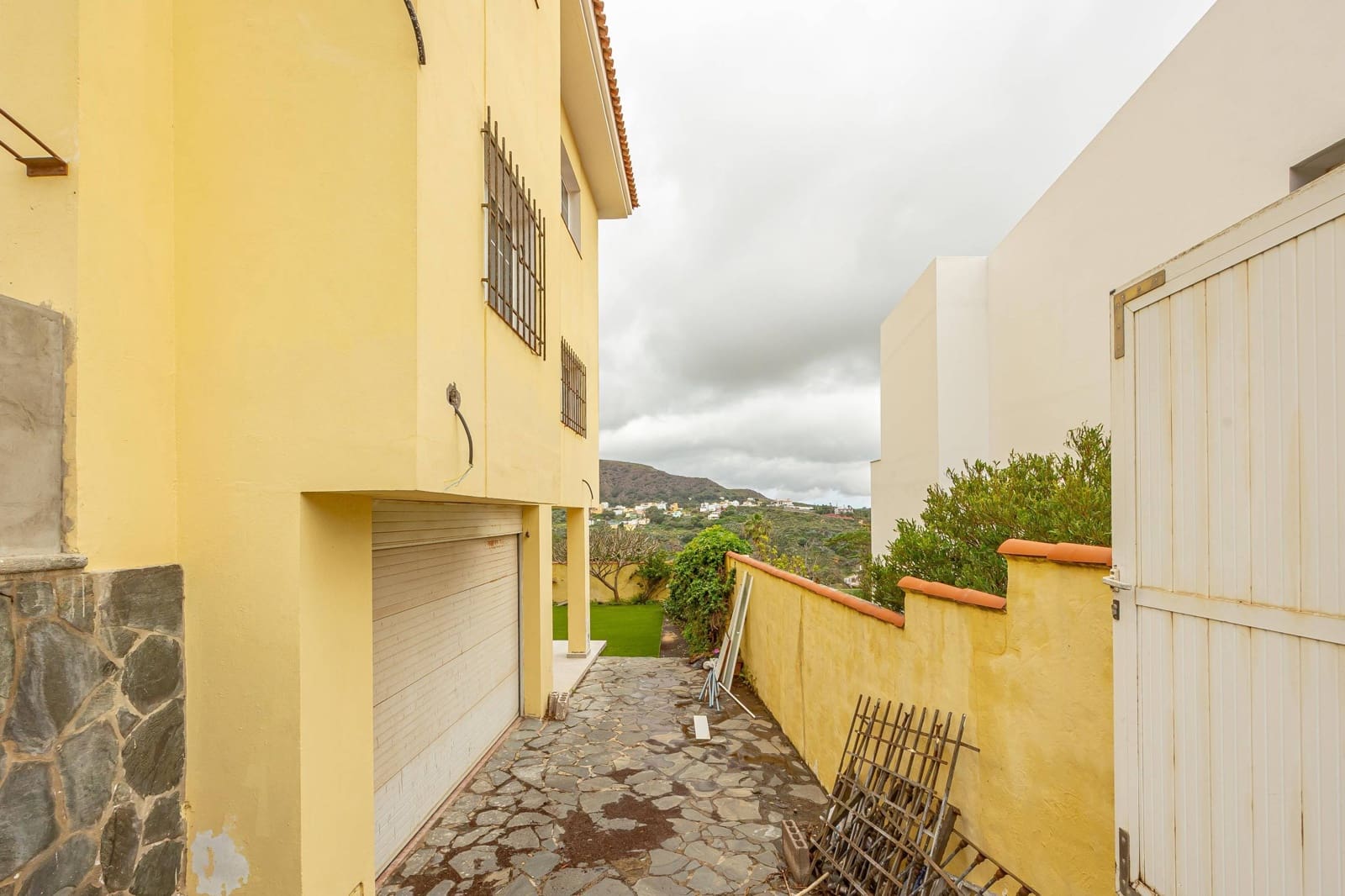 5 bedroom Villa for sale in Santa Brigida with garage - € 895,000 (Ref: 9804302)