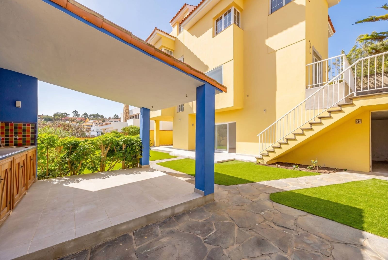 5 bedroom Villa for sale in Santa Brigida with garage - € 895,000 (Ref: 9804302)